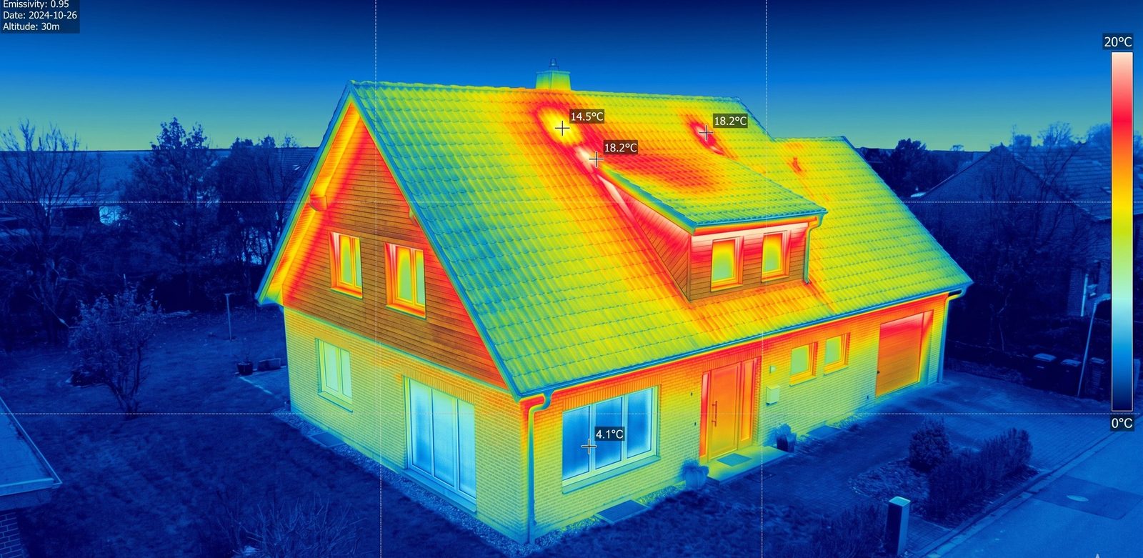 Vue thermique aérienne d'une maison individuelle révélant les pertes de chaleur — Audit thermique par drone Skyrider Inspection